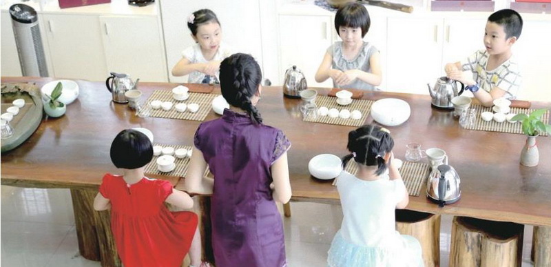 小朋友们认真地向老师展示所学的茶艺基本手势。